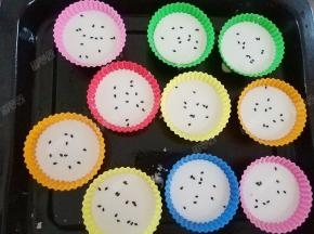 表面撒黑芝麻。