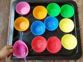 模具里面刷一层油。