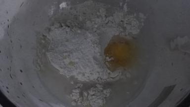 高筋粉、盐、白糖、水、鸡蛋、酵母（不和水接触）全部放厨师机内搅打成光滑的面团(我怕揉断筋，都是感觉差不多就取出摔几下)。