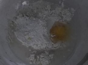 高筋粉、盐、白糖、水、鸡蛋、酵母（不和水接触）全部放厨师机内搅打成光滑的面团(我怕揉断筋，都是感觉差不多就取出摔几下)。