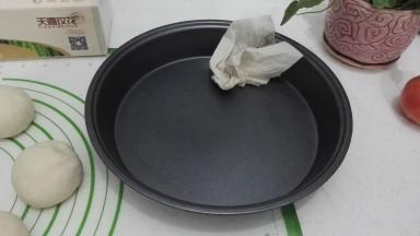 披萨盘洗净用厨房抽纸擦干，用手抹一层油防粘。