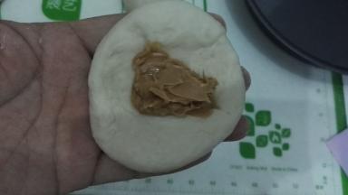 面剂用手捏成一圈薄中间厚的面片，放上适量花生酱，我用勺随意挖的。