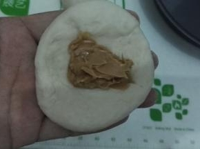 面剂用手捏成一圈薄中间厚的面片，放上适量花生酱，我用勺随意挖的。