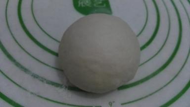 封口朝下，掌心相对转圈把面剂团圆。