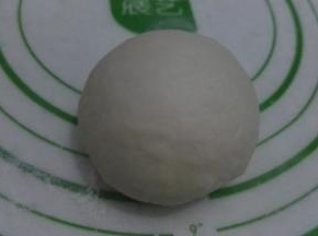 封口朝下，掌心相对转圈把面剂团圆。