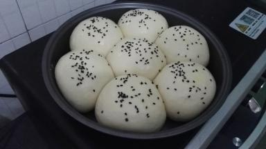 刷全蛋液、洒黑芝麻。