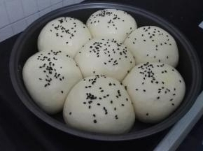 刷全蛋液、洒黑芝麻。