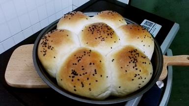 取出，把面包从模具中取出放晾网上晾至手温，装袋密封保存。