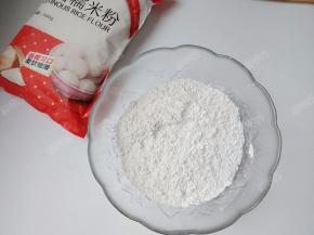 糯米粉放入大碗中