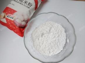 糯米粉放入大碗中