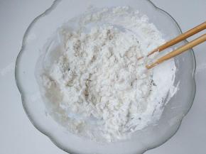 糯米粉中加入130g左右的水，一边加水一边用筷子搅拌均匀
