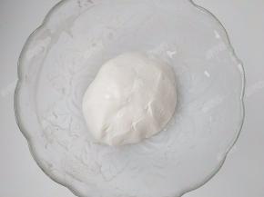 搅拌至干稀适中的程度，揉成面团