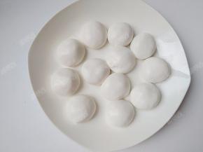 将揉好的糯米粉团分割成约20克一个的小剂子，逐一搓圆按扁