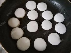 平底锅内加入色拉油，中火加热，至油温四成热时转小火，下入生坯慢慢煎制