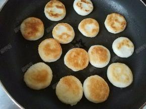 小火煎至一面焦黄起皮时翻面再煎另一面