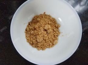 小碗中放入红糖