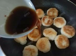 将红糖水倒入锅中