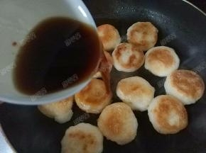 将红糖水倒入锅中