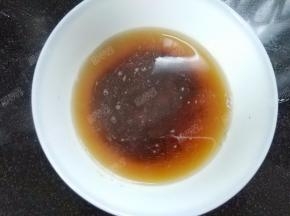 加入40g热水，搅拌至红糖融化