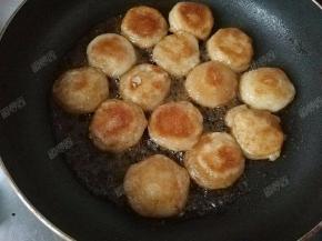 摇晃锅底，使糖汁均匀的与油混合成为糖油，并将粑粑翻转一至两次使两面都裹上糖汁，最后大火收汁至浓稠时关火