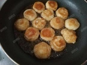 摇晃锅底，使糖汁均匀的与油混合成为糖油，并将粑粑翻转一至两次使两面都裹上糖汁，最后大火收汁至浓稠时关火