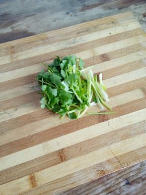 香菜洗净切段