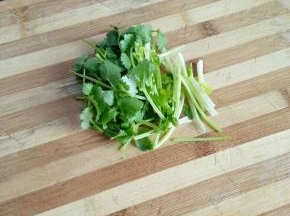 香菜洗净切段