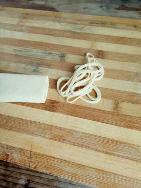 豆皮卷起来，切丝。