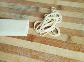 豆皮卷起来，切丝。