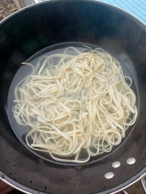 放入已开的水中焯个一分钟，去豆腥味。