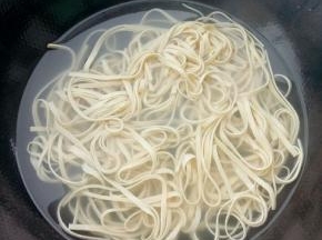放入已开的水中焯个一分钟，去豆腥味。