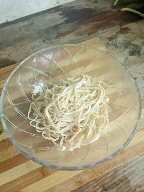 过凉开水，捞出放入碗中。