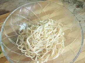 过凉开水，捞出放入碗中。