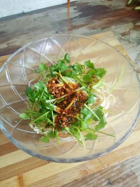 加入生抽、醋、花椒油、油辣椒拌匀即可。