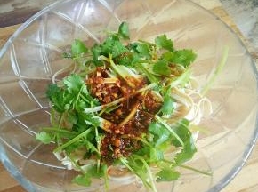 加入生抽、醋、花椒油、油辣椒拌匀即可。