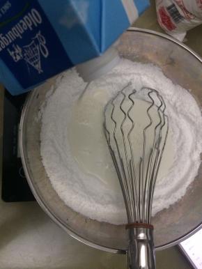 加入牛奶搅拌均匀。