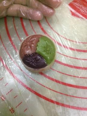 一个月饼就做成了。