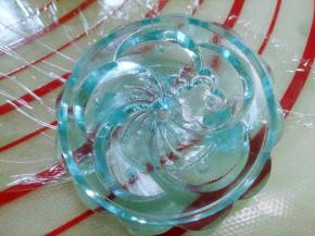 在模具、花片内薄薄刷一层油，用毛刷刷就可，防粘。