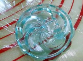 在模具、花片内薄薄刷一层油，用毛刷刷就可，防粘。