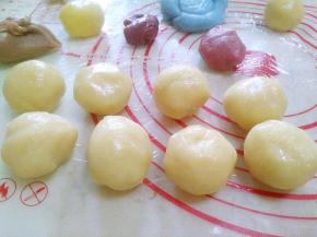 这次主要用50g模具，分馅，称量30g馅为一团，
冰皮:馅=2:3=20g:30g