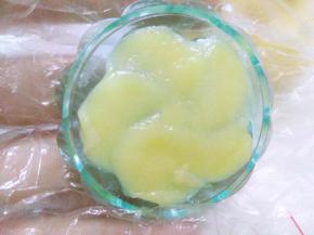 取适量有颜色的冰皮面团，填充花片