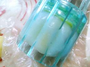 安装好填了冰皮的花片，模具内推入包了内馅的冰皮团。