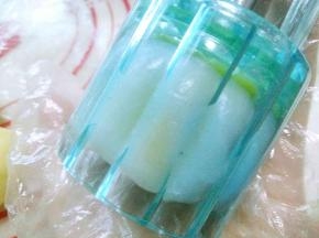 安装好填了冰皮的花片，模具内推入包了内馅的冰皮团。