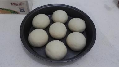 逐个包馅放入披萨盘内，放入烤箱醒发(不插电，利用密闭环境醒发防干皮)。