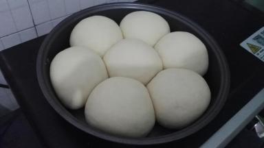 醒发至明显变大取出，预热烤箱170度5分钟以上。