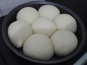 醒发至明显变大取出，预热烤箱170度5分钟以上。