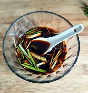 生抽，老抽，料酒，白糖，醋，葱姜丝放入碗中拌匀，做碗汁备用。