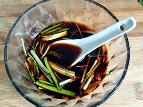 生抽，老抽，料酒，白糖，醋，葱姜丝放入碗中拌匀，做碗汁备用。