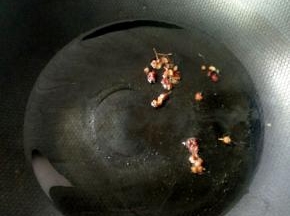 热锅凉油，下花椒小火煸香。