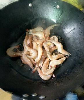 下大虾大火翻炒